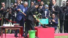 Presiden Joko Widodo (Jokowi) menemani Perdana Menteri Malaysia, Mahathir Mohamad menanam pohon perdamaian di halaman Istana Bogor, Jawa Barat, Jumat (29/6). Penanaman pohon Meranti itu dalam rangkaian penyambutan PM Mahathir. (Liputan6.com/Angga Yuniar)