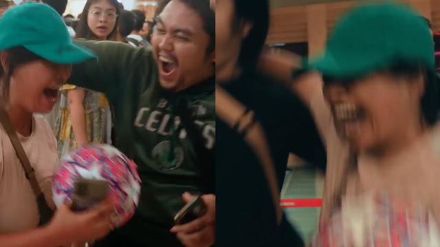 Momen penggemar usai mendapatkan bola dengan tanda tangan Kaka (Oppo)