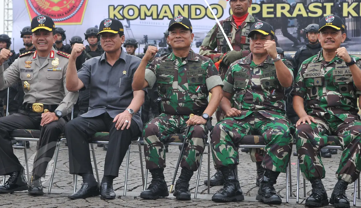 Panglima TNI Jenderal TNI Moeldoko (tengah) berfoto bersama dengan Menko Polhukam Tedjo Edhy Purdjiatno (kedua kiri) saat peresmian Satuan Koopssusgab  di Jakarta, Selasa (9/8/2015). (Liputan6.com/Herman Zakharia)