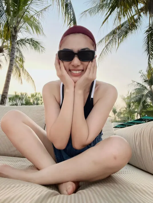 Karena seru-seruan di pantai, Isyana tampil dengan outfit yang agak terbuka. [Instagram.com/isyanasarasvati]