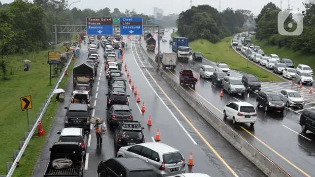 Kendaraan Menuju Puncak Terjebak Buka Tutup Arus