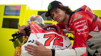Pembalap&nbsp;Pertamina Enduro VR46,&nbsp;Marco Bezzecchi, memamerkan tampilan baru motor Ducati Desmosedici GP23 miliknya untuk MotoGP Mandalika 2024, akhir pekan ini. Motor tersebut didominasi warna merah dan putih. (dok X Pertamina Enduro VR46)