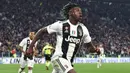 Penyerang Juventus, Moise Kean, melakukan selebrasi usai membobol gawang AC Milan pada laga Serie A di Stadion Allianz, Turin, Sabtu (6/4). Juventus menang 2-1 atas AC Milan. (AP/Andrea Di Marco)