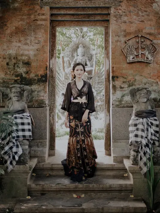 Tak kalah menawan, Sarah tampak anggun dengan kebaya berwarna serba gelap. Pakai kamen longgar dengan motif coklat, penampilan kekasih Azrel ini bak putri kerajaan. (Liputan6.com/IG/@ssarah_menzel)
