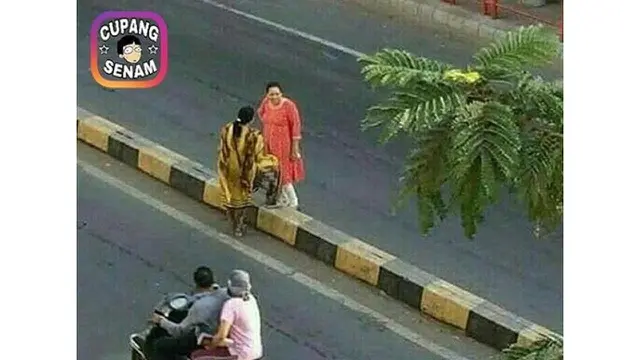 6 Kelakuan Emak-Emak saat Gosip Ini Bikin Geleng Kepala
