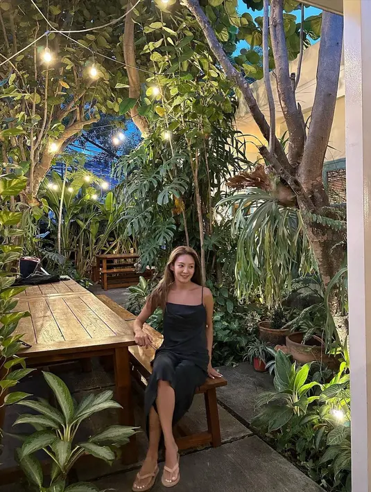 Di foto pertama, Hyoyeon terlihat memakai sleeveless dress panjang berwarna hitam. Dia duduk santai dengan suasana yang tampak asri dengan hijau pepohonan. (Foto: Instagram/ hyoyeon_x_x)