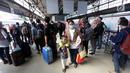 Calon penumpang menunggu kereta di Stasiun Pasar Senen, Jakarta, Jumat, (22/12). Sebanyak 17 kereta api tambahan dioperasikan guna mengantisipasi lonjakan penumpang. (Liputan6.com/Johan Tallo)