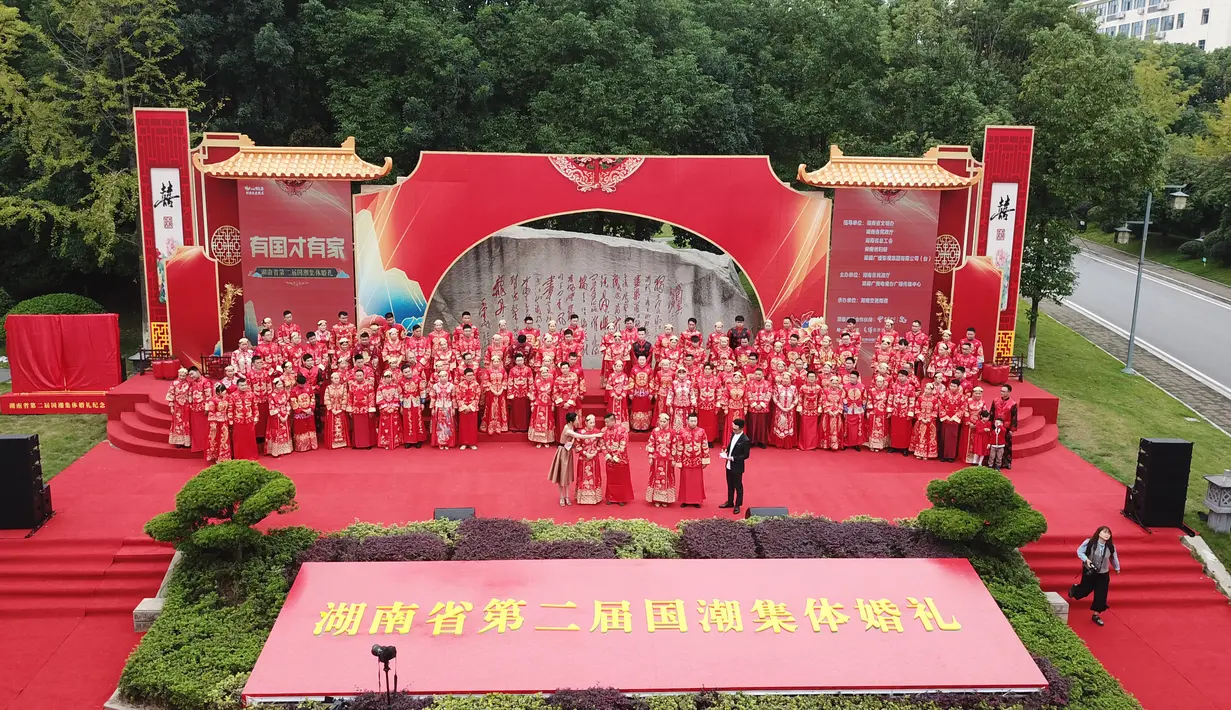 Foto dari udara memperlihatkan pernikahan massal bergaya China di Changsha, Provinsi Hunan, China, 25 September 2020. Sebanyak 71 pasangan resmi menjadi suami-istri usai mengikuti upacara pernikahan tradisional dalam acara nikah massal. (Xinhua/Chen Zhenhai)