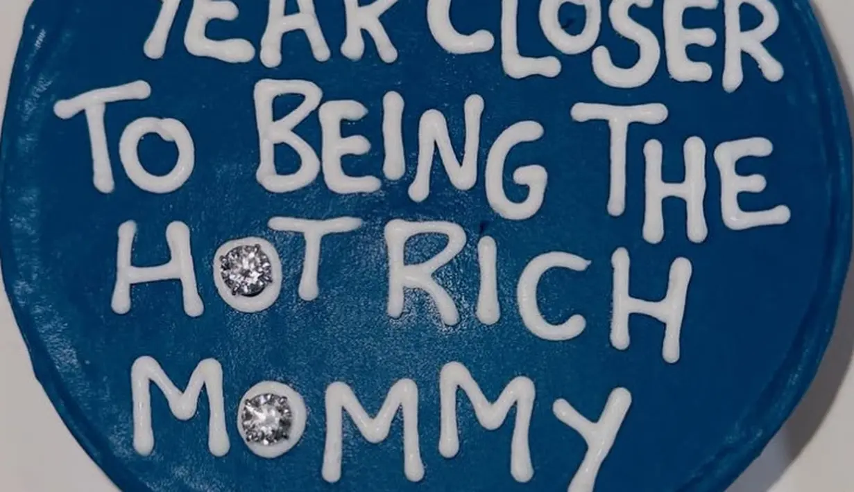 Kue ulang tahun pun berukuran tidak terlalu besar berwarna biru. Lengkap dengan ucapan ulang tahunnya. [@thariqhalilintar]