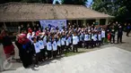 Sejumlah siswa mengikuti game pada Baksos Jurnalis Joran Indonesia, Care To Share di SDIT Ibnu Abbas, Yogyakarta, (2/4). Baksos dilakukan oleh sejumlah anggota Pewarta Foto Indonesia dengan CSR pendukung. (Boy Harjanto)