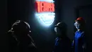 Genta Kalbu Tanjung (kiri) bersama dua temannya bersiap memulai sesi permainan di Temper Clinic, Jakarta, 26 Januari 2019. Klinik ini terinspirasi dari rage room atau anger room yang sudah lazim ditemukan di sejumlah negara lain. (GOH Chai Hin/AFP)