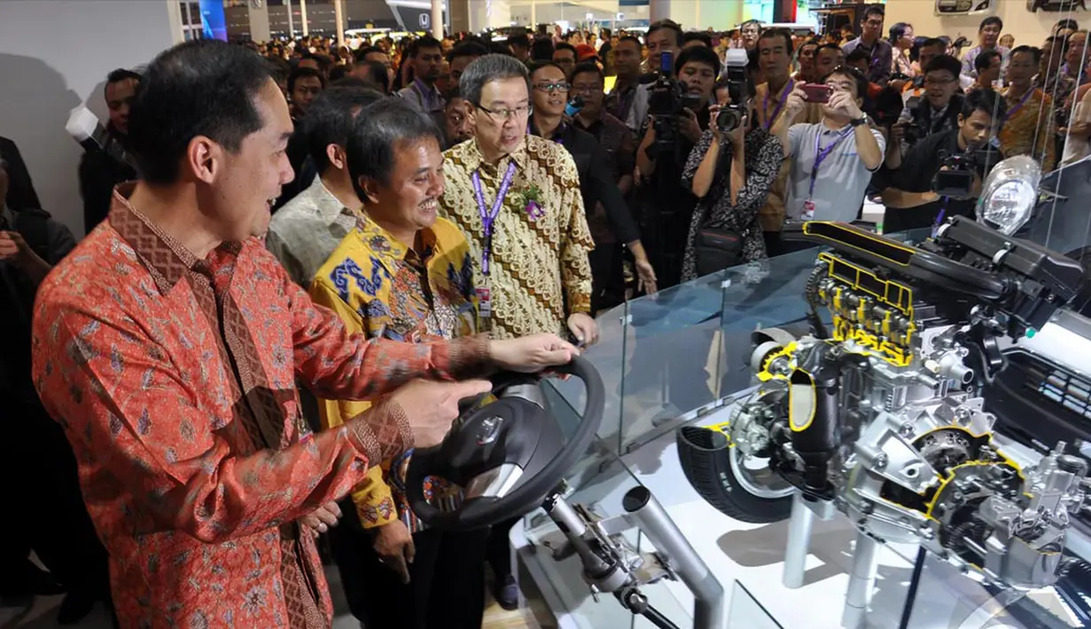 Mendag dan Menpora tampak kagum melihat mesin yang didesain transparan saat berkeliling di IIMS, JIEXpo, Jakarta, Kamis (18/9/2014) (Liputan6.com/Miftahul Hayat)