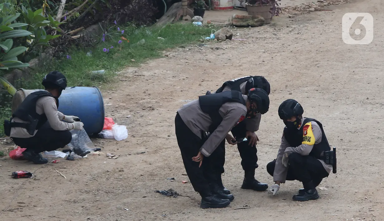 Tim gegana mengambil serpihan bekas ledakan dugaan bom di Kawasan Caman, Bekasi, Jawa Barat, Senin (23/8/2021). Benda mencurigakan yang ditemukan di tong sampah tersebut menyerupai bom tetapi tidak mengandung bahan peledak. (Liputan6.com/Herman Zakharia)