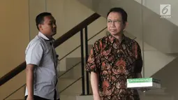 Mantan ketua DPR Marzuki Alie (kanan) usai menjalani pemeriksaan di Gedung KPK, Jakarta, Selasa (26/6). Marzuki Alie diperiksa sebagai saksi untuk tersangka Irvanto Hendra Pambudi Cahyo dan Made Oka Masagung. (Merdeka.com/Dwi Narwoko)