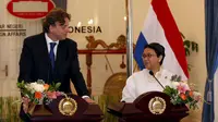 Menteri Luar Negri Retno L.P Marsudi bersama Menteri Luar Negeri Belanda Bert Koenders  (Reuters/Darren Whiteside)