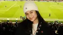 <p>Azizah Salsha baru saja mengunggah beberapa potret dirinya menonton pertandingan bola di Old Trafford Stadium. Tak disangka-sangka, ternyata istri pesebak bola Pratama Arhan ini merupakan fans dari klub MU. [Foto: Instagram/azizahsalsha_]</p>