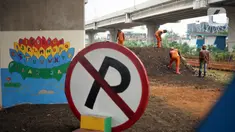 Petugas Penanganan Prasarana dan Sarana Umum (PPSU) menyelesaikan pembangunan Taman Pilar Jati di Cipinang Melayu, Jakarta, Selasa (27/10/2020). Area yang dilengkapi taman lalu lintas serta sarana bersepeda tersebut untuk mempercantik lahan tidur di kolong tol. (Liputan6.com/Immanuel Antonius)