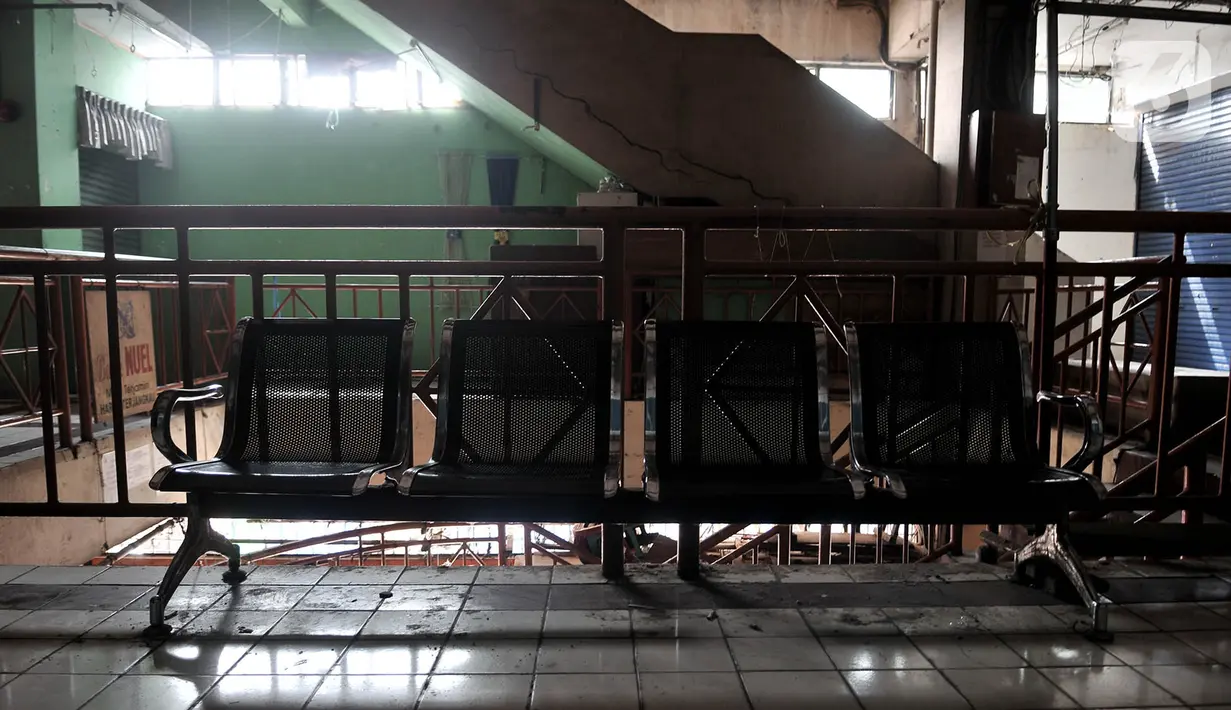 Suasana saat Pasar Perumnas Klender ditutup sementara, Jakarta, Rabu (10/6/2020). Pasar Perumnas Klender terpaksa ditutup sementara setelah ditemukannya sebanyak 20 pedagang postif Covid-19 berdasarkan hasil tes swab yang dilakukan beberapa waktu lalu. (merdeka.com/Iqbal S. Nugroho)