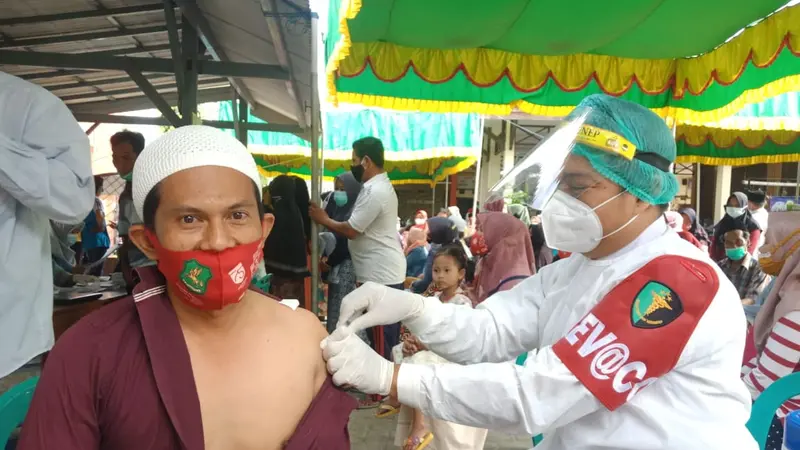 Vaksinasi Covid-19 di Sumenep. (Dian Kurniawan/liputan6.com)