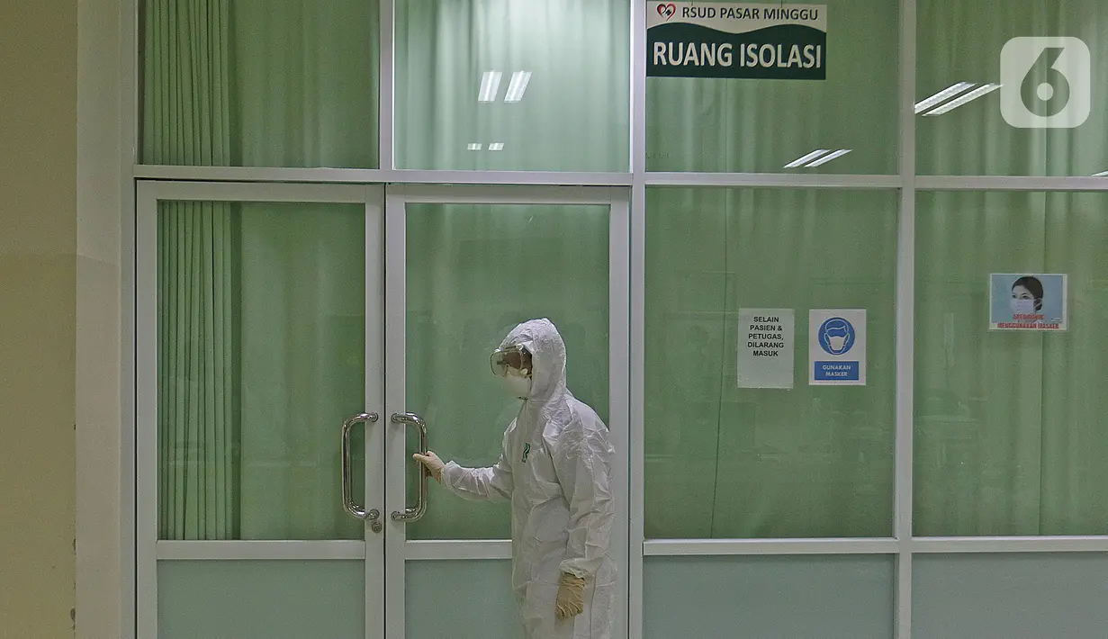 Petugas mengenakan pakaian perlengkapan Bio Safety untuk tindakan medis pasien terinfeksi virus corona (2019-nCoV) di ruang isolasi unit gawat darurat di RSUD Pasar Minggu, Jakarta Selatan, Rabu (29/1/2020). (Liputan6.com/Herman Zakharia)