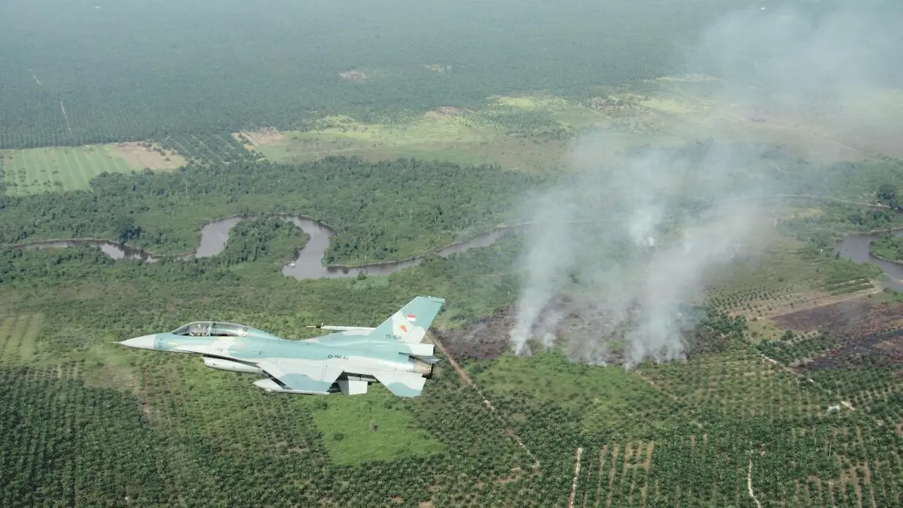 Titik Panas Bermunculan di Sumatera, Pesawat F-16 Diterbangkan