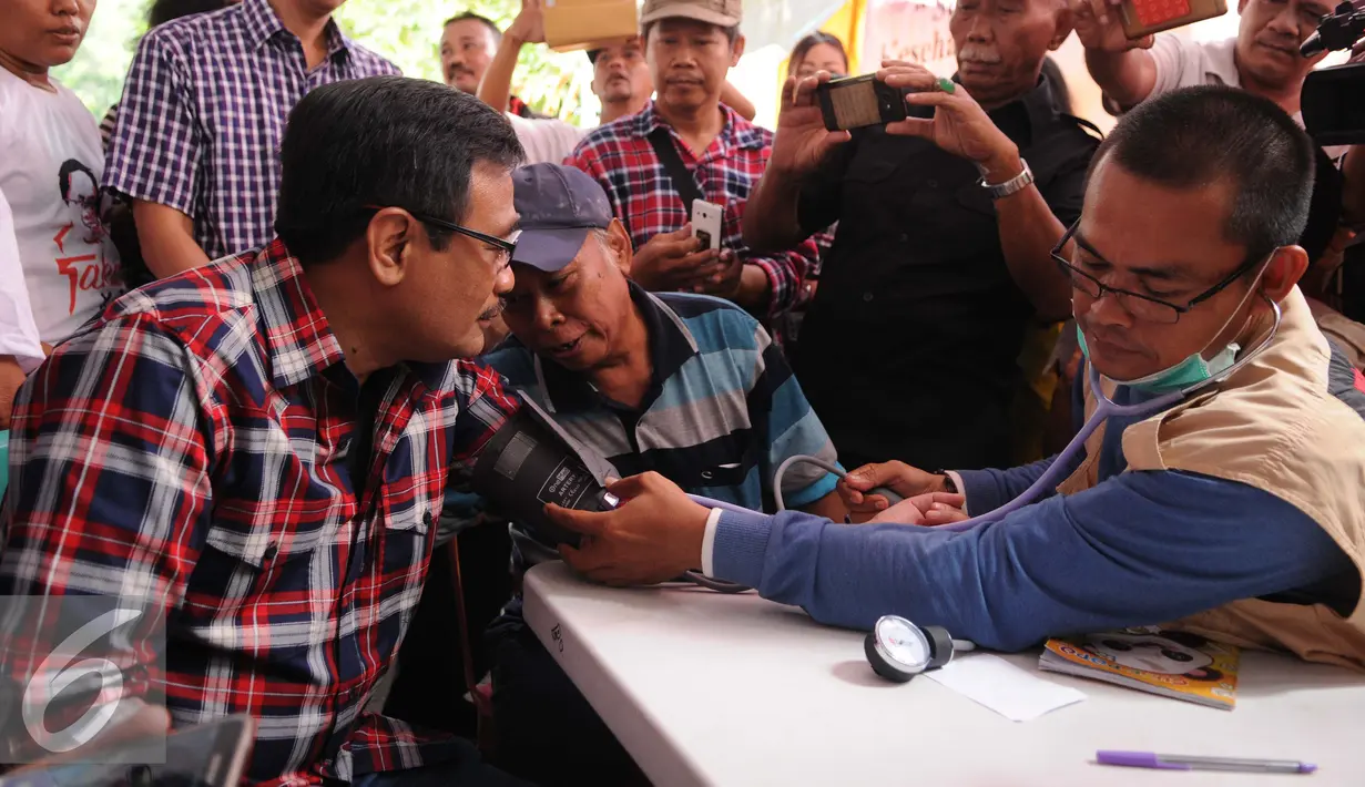 Calon Wakil Gubernur DKI Jakarta Nomor Urut Dua Djarot Saiful Hidayat melakukan pemeriksaan kesehatan saat menghadiri kegiatan pengobatan gratis di Pengadegan Barat, Pancoran, Jakarta, Kamis (26/1). (Liputan6.com/Gempur M. Surya)