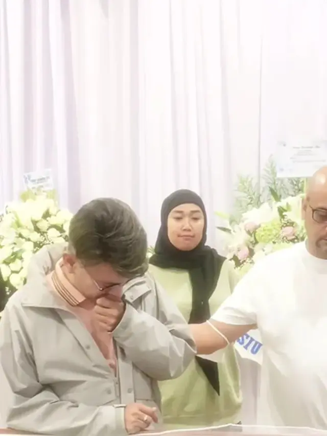 Potret Ruben Onsu Melayat Ayah Sarwendah