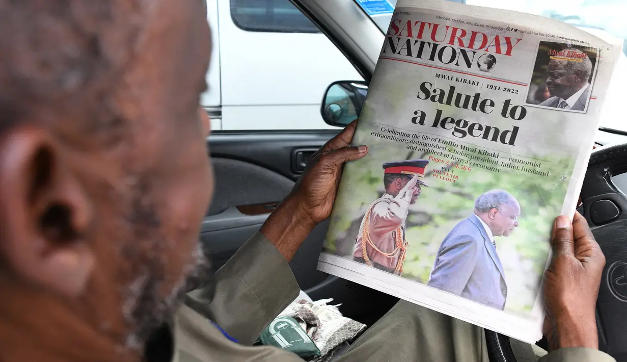 <p>Seorang pria membaca koran lokal dengan penghormatan untuk mantan presiden Kenya Mwai Kibaki, di Nairobi, pada 23 April 2022. Mantan Presiden Kenya, Mwai Kibaki, yang pernah memimpin negara Afrika Timur itu selama lebih dari satu dekade, dikabarkan meninggal dunia pada Jumat (22/4) di usia 90 tahun. (Simon MAINA / AFP)</p>