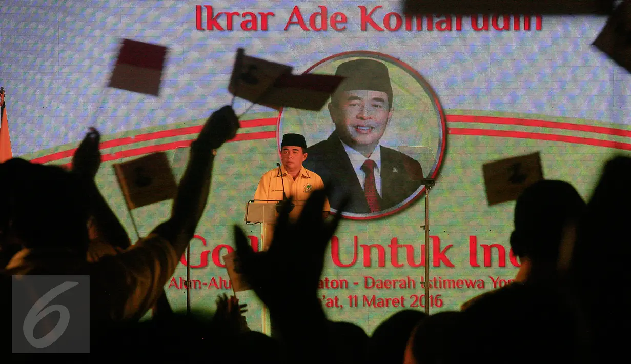 Politisi Partai Golkar yang juga Ketua DPR, Ade Komarudin, membacakan ikrar sebagai bakal calon Ketua Umum Partai Golkar di kota Yogyakarta, Jumat (11/3). Ade membacakan lima poin ikrar yang disebutnya sebagai ikrar Pancakarsa. (Foto: Boy Harjanto)