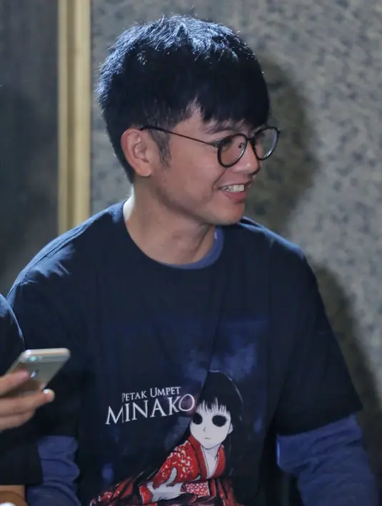 Belasan tahun Nicky Tirta menggeluti kariernya di dunia akting. Ingin memiliki waktu lebih banyak bersama keluarga, ia mulai menguranginya. Ia mengikuti passionnya sejak lama. (Adrian Putra/Bintang.com)