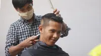 Calon Paskibraka 2018 pria harus menjalani potong rambut agar tampil lebih rapi, fresh, dan kompak. (Foto: Liputan6.com/Aditya Eka Prawira)