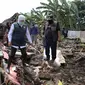 Gubernur Jatim Khofifah meninjau lokasi bekas banjir di Pasuruan. (Dian Kurniawan/Liputan6.com)