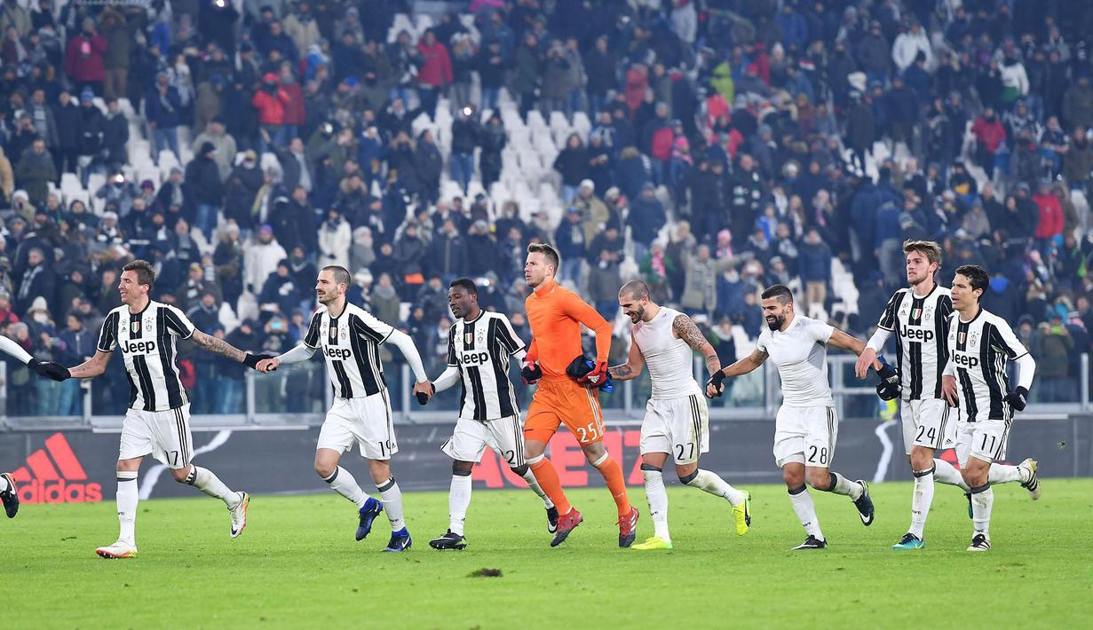 Selebrasi pemain Juventus setelah memastikan lolos ke Final Coppa Italia di Juventus Stadium, Turin (11/1/2017). Juventus menang atas Atalanta 3-2. (EPA/Alessandro Di Marco)