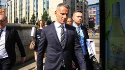 Ryan Giggs meninggalkan Pengadilan Mahkota Manchester Minshull Street, di Manchester (8/8/2022). Pelatih berusia 48 tahun, yang hingga saat ini menjabat sebagai pelatih tim nasional Wales, mengaku tidak bersalah atas dakwaan yang diancam hukuman penjara maksimal lima tahun. (AFP/Lindsey Parnaby)