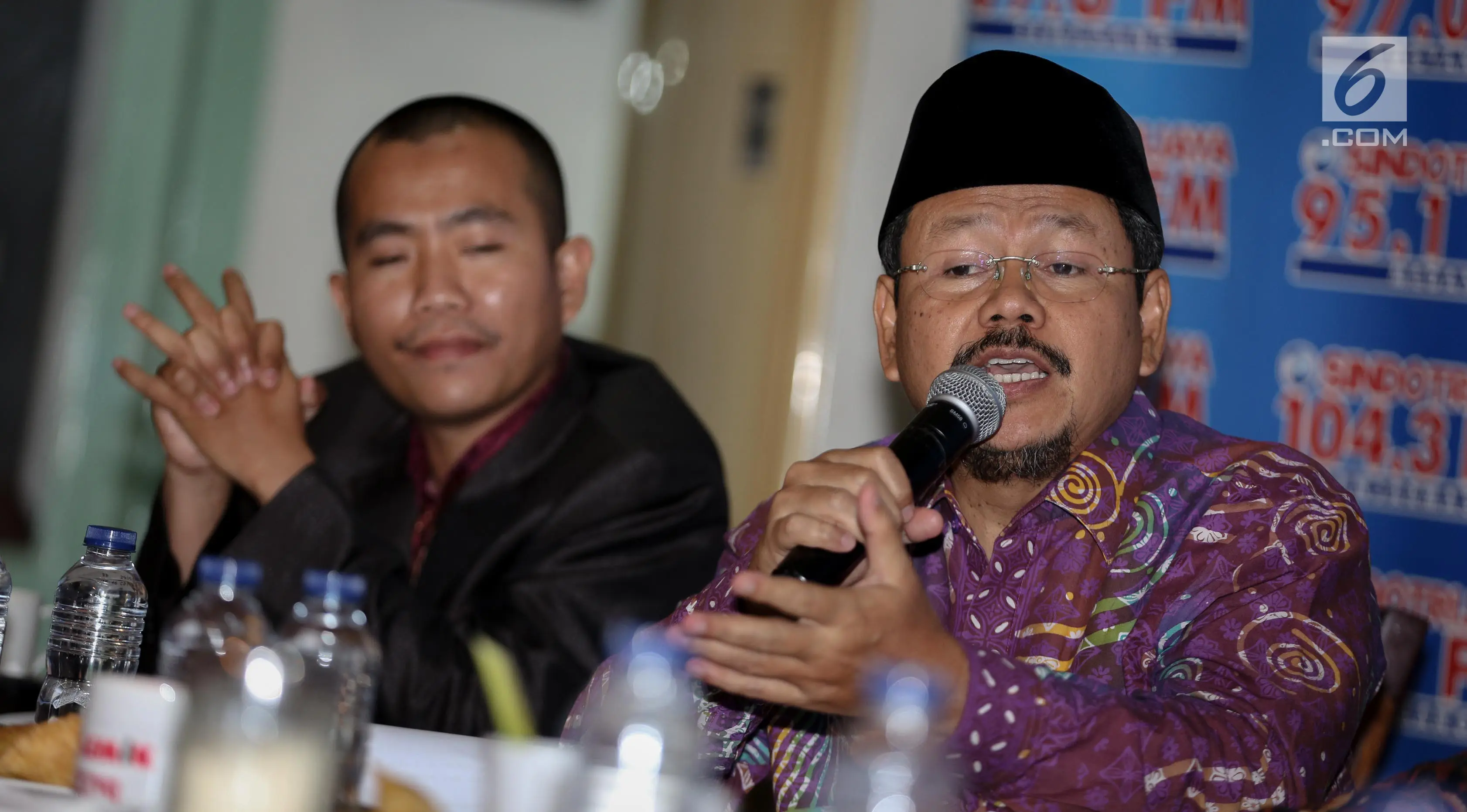 Juru bicara HTI, Ismail Yusanto memberikan pernyataannya saat menghadiri sebagai narasumber dalam diskusi polemik di Jakarta, Sabtu (15/7). Diskusi tersebut bertemakan 