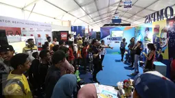 Suasana pengunjung melihat aksi interaktif dari beberapa media massa Indonesia dalam acara Maluku Expo di Lapangan Merdeka, Ambon, Maluku, Senin (7/2). Pameran berlangsung dari tanggal 5 - 9 Februari. (Liputan6.com/Faizal Fanani)