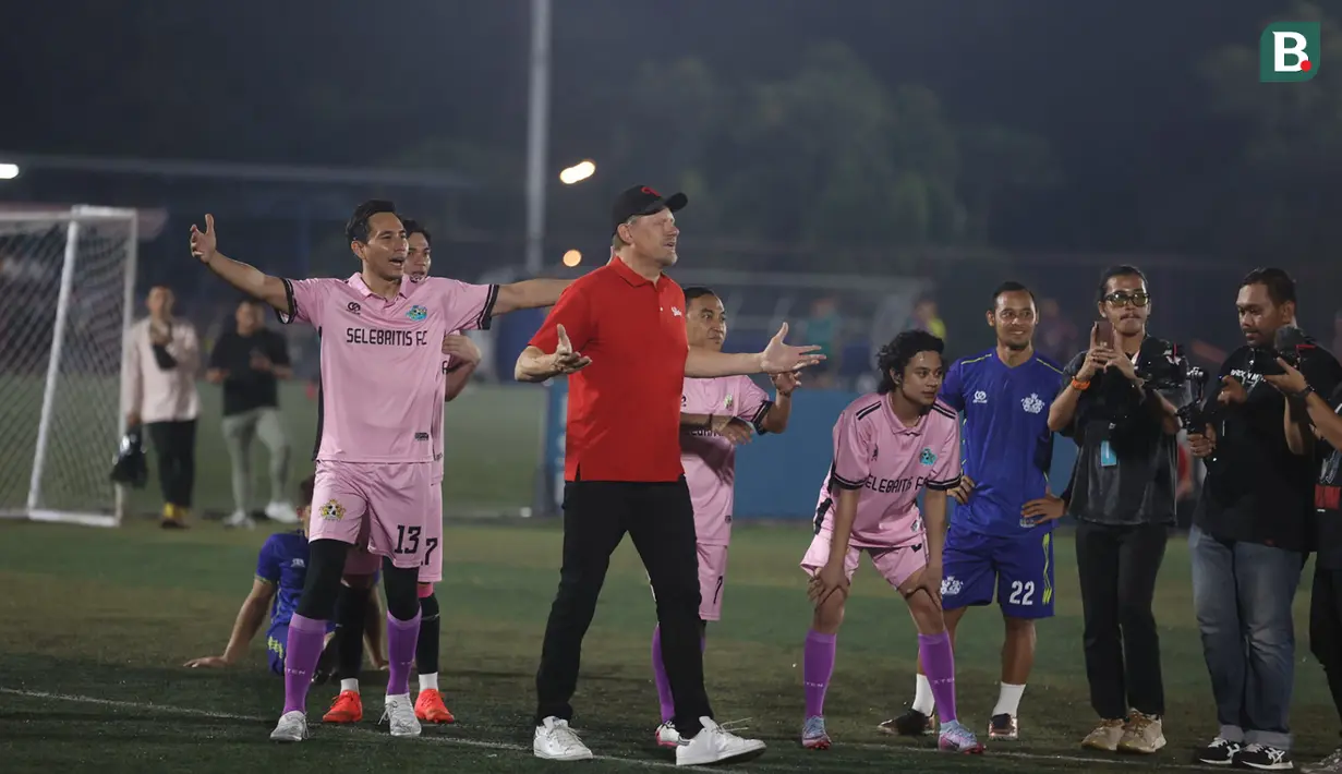<p>Peter Schmeichel berinteraksi dengan para pemain Selebritis FC dalam rangkaian acara fun football Selebritis FC bersama legenda Manchester United, Peter Schmeichel di Pancoran Soccer Field, Jakarta, Minggu (6/8/2023) malam WIB. (Bola.com/Ikhwan Yanuar)</p>