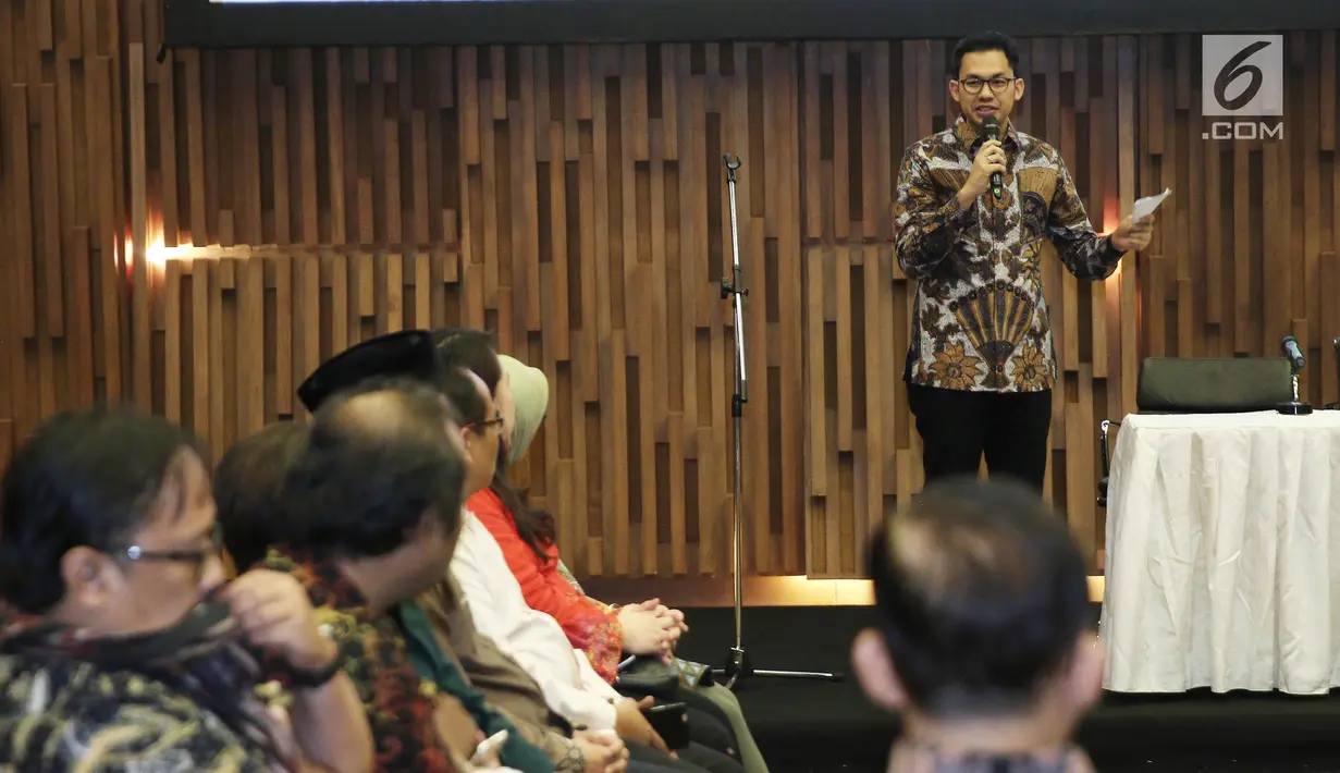 Ketua KPI Yuliandre Darwis memberikan sambutan dalam acara buka puasa bersama di SCTV Tower, Jakarta (22/5). SCM-Emtek menggelar buka bersama dengan jajaran Kemenkominfo, Komisi I DPR, KPI, dan Lembaga Sensor Film (LSF). (Liputan6.com/Herman Zakharia)