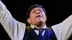 Al Jarreau saat tampil di festival jazz di Kiev, Ukraina, Minggu (19/10/2008). Legenda Jazz tersebut tutup usia pada Minggu (12/2) pukul 5.30 pagi di Los Angeles, usai dirawat di rumah sakit karena kelelahan. (AP Photo / Efrem Lukatsky)