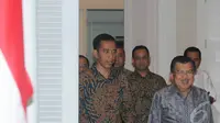Jokowi dan JK mengumumkan susunan kabinet yang berjumlah 34 kementerian tanpa membeberkan nama-nama menterinya, Jakarta, Senin (15/9/2014) (Liputan6.com/Herman Zakharia)