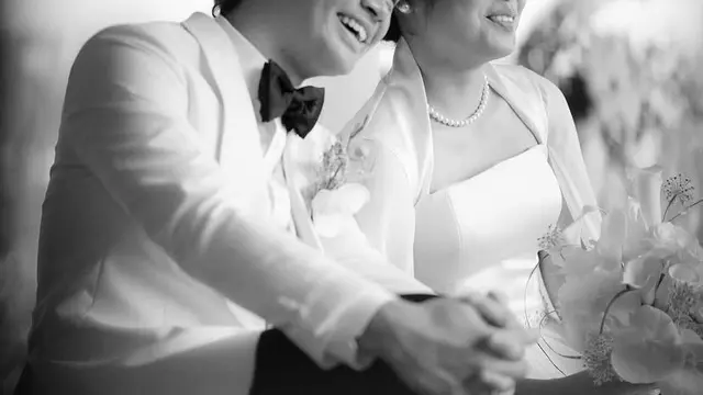 Gregoria Mariska dan Mikha Angelo resmi menikah. [@venemapictures]