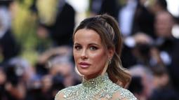 Aktris berusia 49 tahun itu mengenakan bodysuit hijau berhiaskan berlian dengan kerah tinggi dan banyak potongan yang menonjolkan sosoknya. (AFP/Valery Hache)