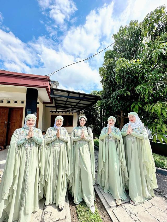 Kekompakan Novi Rizki merayakan Hari Lebaran (https://www.instagram.com/p/CraB1vuPE_9/)