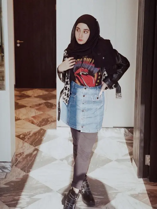 Dalam keseharian, Chacha kerap tampil modis dengan padu padan rok dan celana.  [Instagram/osnapitzcha].