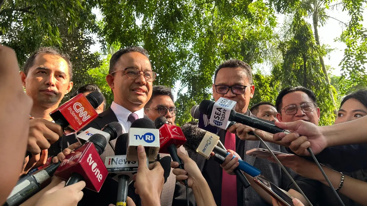 Calon presiden (capres) nomor urut satu Anies Baswedan saat ditemui wartawan di GBI Mawar Sharon, Kelapa gading, Jakarta Utara, Kamis (30/11/2023).