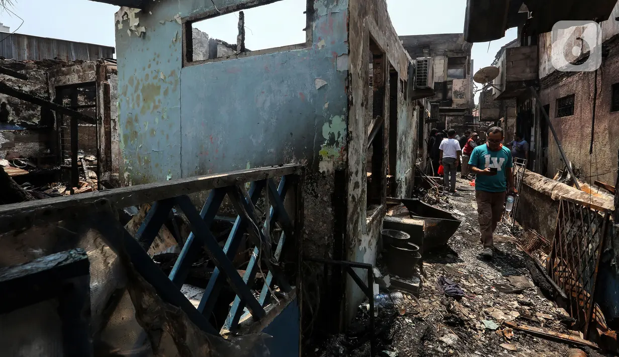 Kepala Suku Dinas Gulkarmat Jakarta Pusat Asril Rizal mengatakan, pihaknya langsung menerjunkan sebanyak 36 personel pemadam ke lokasi kebakaran. (Liputan6.com/Johan Tallo)