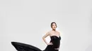 Bos ESQA cosmetics itu memancarkan pesona elegan dalam balutan strapless dress warna hitam.  [@keziatoemion].