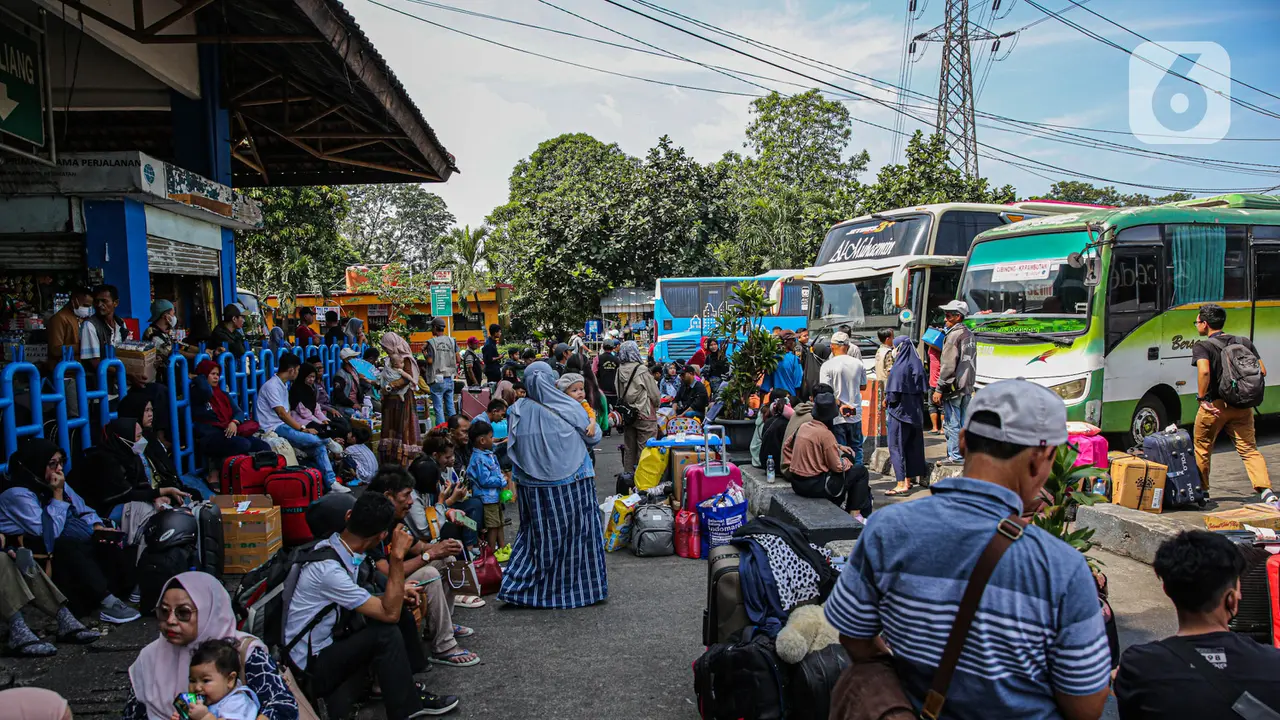 Pemudik Lebaran 2023 Mulai Padati Terminal Kampung Rambutan