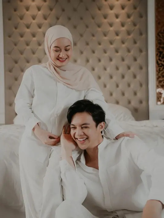 Artis cantik ini memperlihatkan kemesraan dan kekompakannya dengan sang suami. Keduanya sama-sama berbusana putih dan tengah berada di atas ranjang. (Instagram/dindahw)