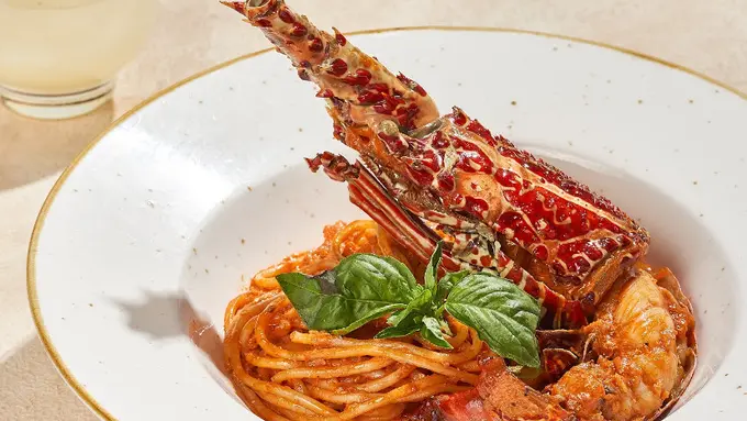 Makan Malam Natal dan Tahun Baru dengan Menyantap Menu Makanan Italian hingga Asia di Rocca  dengan menu Lobster Rose Pasta. dok. Rocca